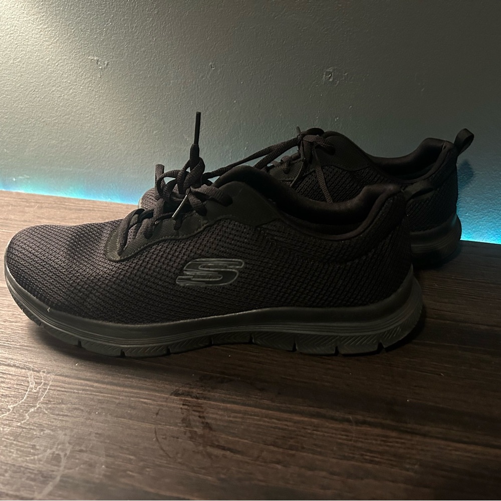 woman size 10 sketchers sneakers